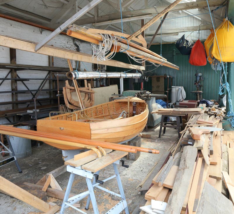 Un barco constructores taller parcialmente construido un barco.