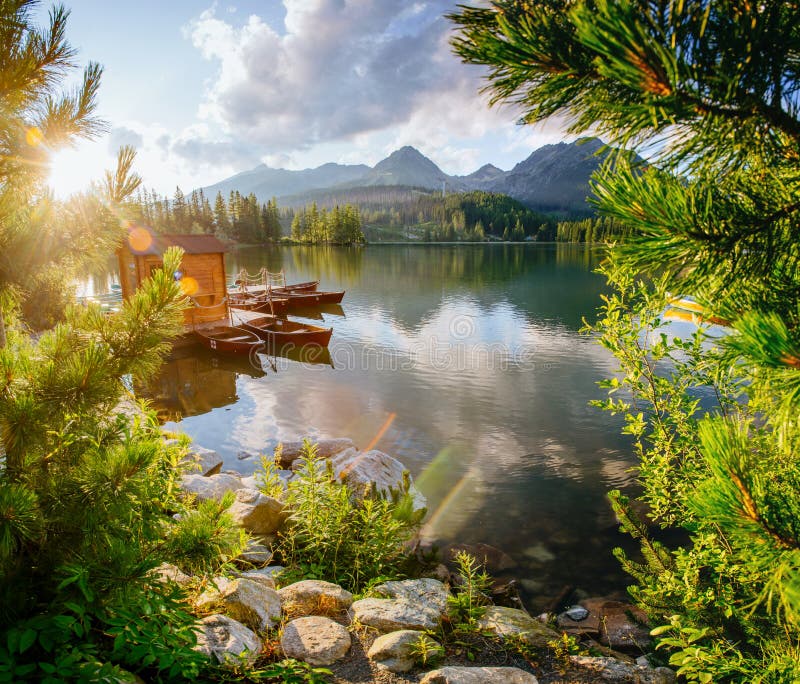 Loď na prístavisku obklopená horami. Fantastické Shtrbske Pleso