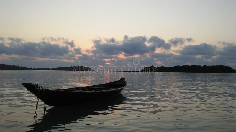 Boat in front of Ko Na Thian and Ko Mat Lang Islands during Sunrise on Koh Samui Island, Thailand.