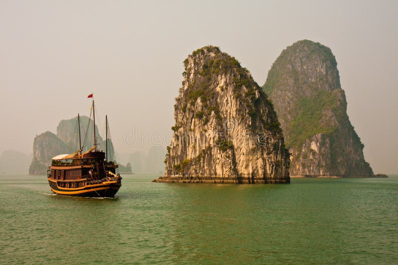 Krásná scéna na ponuré den v Halong Bay, Vietnam.