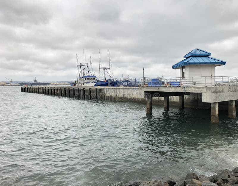 Boat pier in Bay av San Diego. FiskebÃ¥tar som förtöjs av en pier i ett segment i San Diego
