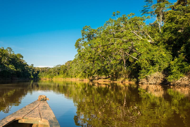 Un barco en un rio en peruano Amazonas la jungla sobre el.