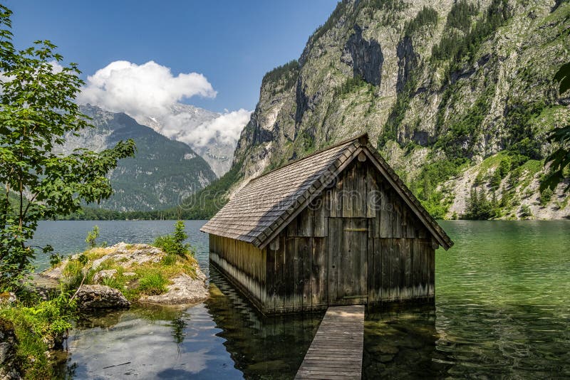 Boathouse au lac obersee derrière le salet du massif watzmann au parc national koenigssee berchtesgaden allemagne