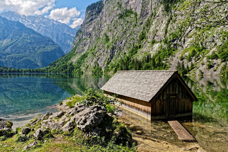 Un'antica rimessa per barche del lago di Obersee nel paesaggio montano del Parco Nazionale Alpino Berchtesgadener Land della Baviera (Germania)