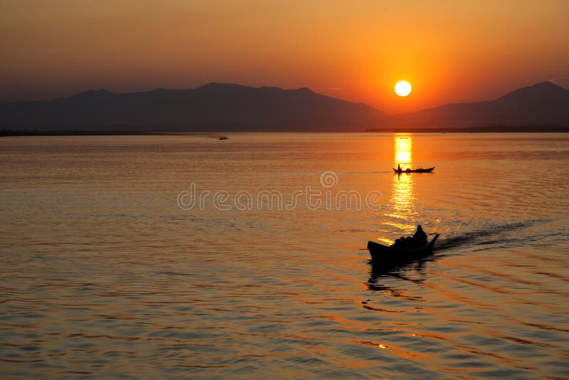 Boatman bij Zonsondergang stock afbeelding Boatman bij Zonsondergang stock afbeelding
