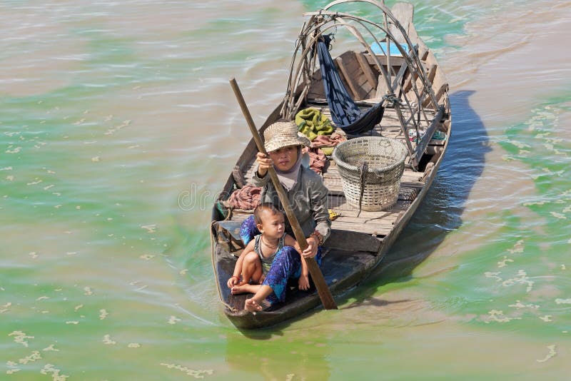 Boatpeople en el lago sap de Tonle en Camboya imágenes de archivo libres de regalías Boatpeople en el lago sap de Tonle en Camboya imágenes de archivo libres de regalías