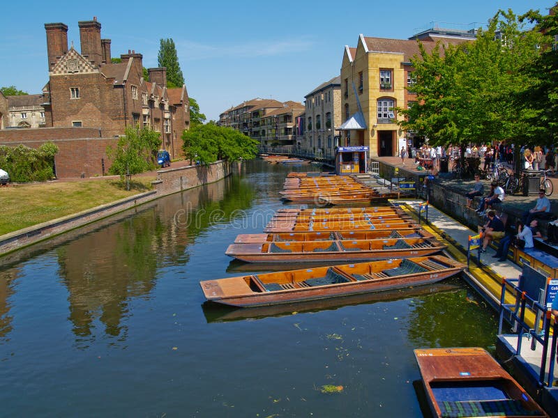 Čluny, pramice sedí líný, na řeky tekoucí přes Cambridge University, UK.