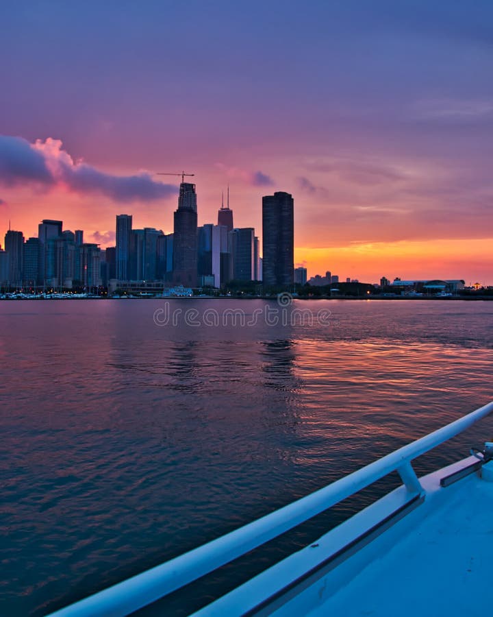 Boatsidemening van kleurrijke zonsondergang over cityscape van Chicago en Meer Michigan royalty-vrije stock afbeeldingen Boatsidemening van kleurrijke zonsondergang over cityscape van Chicago en Meer Michigan royalty-vrije stock afbeeldingen