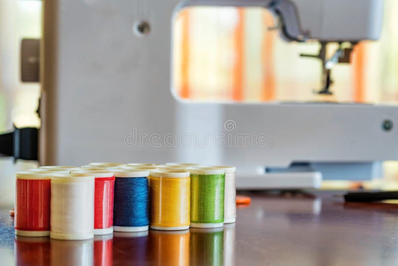 https://thumbs.dreamstime.com/b/bobbins-scissors-tape-measure-sewing-machine-reels-scissors-tape-measure-sewing-machine-workplace-seamstress-125015408.jpg