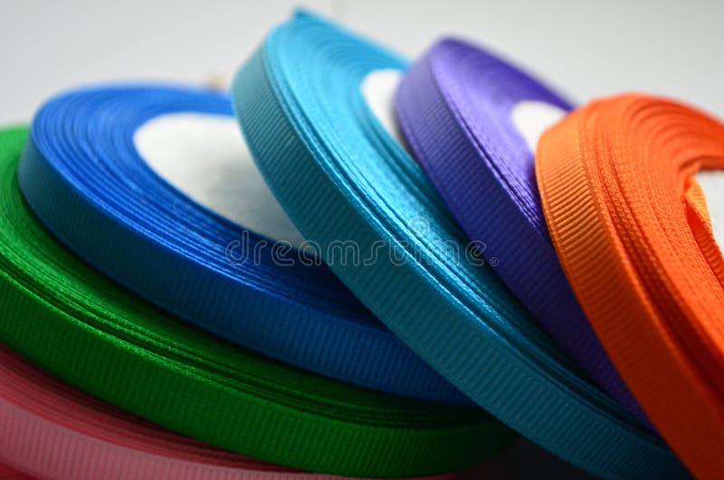 Bobinas da fita colorida fina do representante no fundo branco imagem de stock Bobinas da fita colorida fina do representante no fundo branco imagem de stock