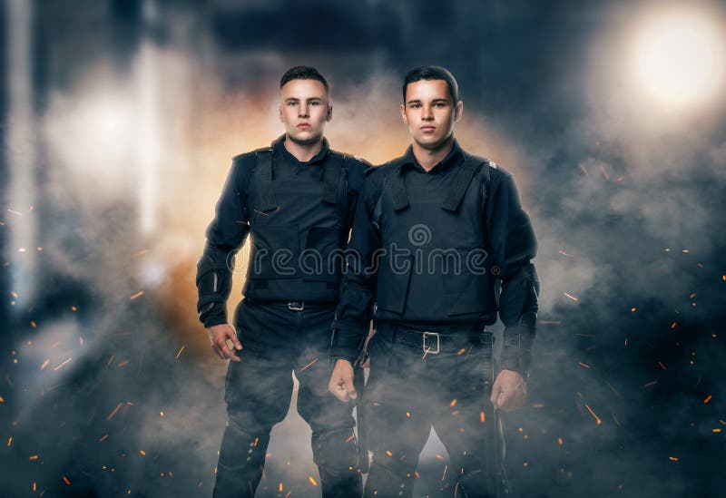 Bobinas no uniforme e na armadura pretos imagem de stock Bobinas no uniforme e na armadura pretos imagem de stock