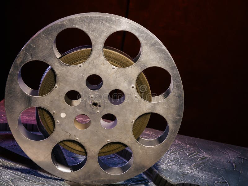 bobine de film de 35 millimètres avec l'éclairage dramatique sur un fond foncé images libres de droits bobine de film de 35 millimètres avec l'éclairage dramatique sur un fond foncé images libres de droits
