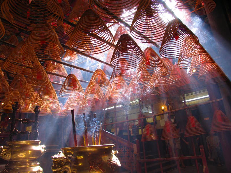 Bobine di incenso in tempiale di Mo dell'uomo. Hong Kong.