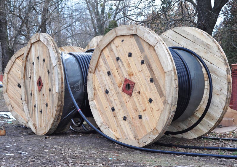 Bobine en bois de câble électrique et de fibres optiques sur le chantier de construction image stock Bobine en bois de câble électrique et de fibres optiques sur le chantier de construction image stock