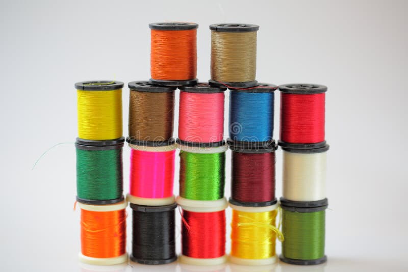 Bobines colorées de vue de plan rapproché de fil d'isolement Milieux de passe-temps Concept de couture d'approvisionnements image stock Bobines colorées de vue de plan rapproché de fil d'isolement Milieux de passe-temps Concept de couture d'approvisionnements image stock
