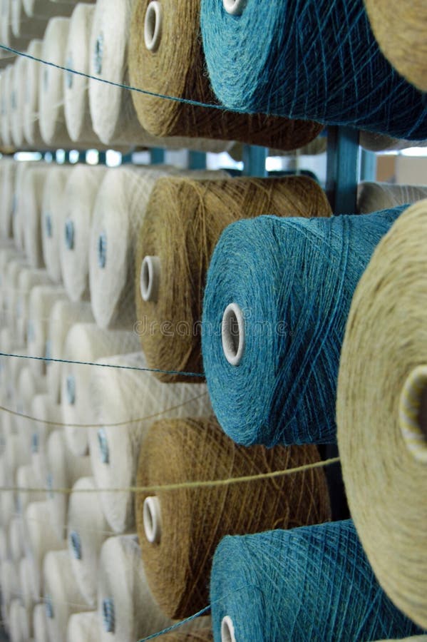 Bobines de laine sur le métier à tisser de tissage de alimentation de support photos stock Bobines de laine sur le métier à tisser de tissage de alimentation de support photos stock