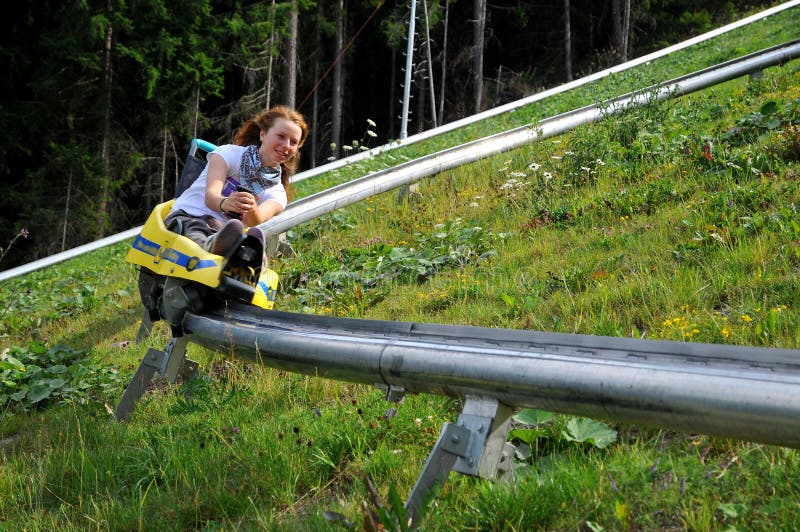 Mladé dievča na bobová dráha spustiť.