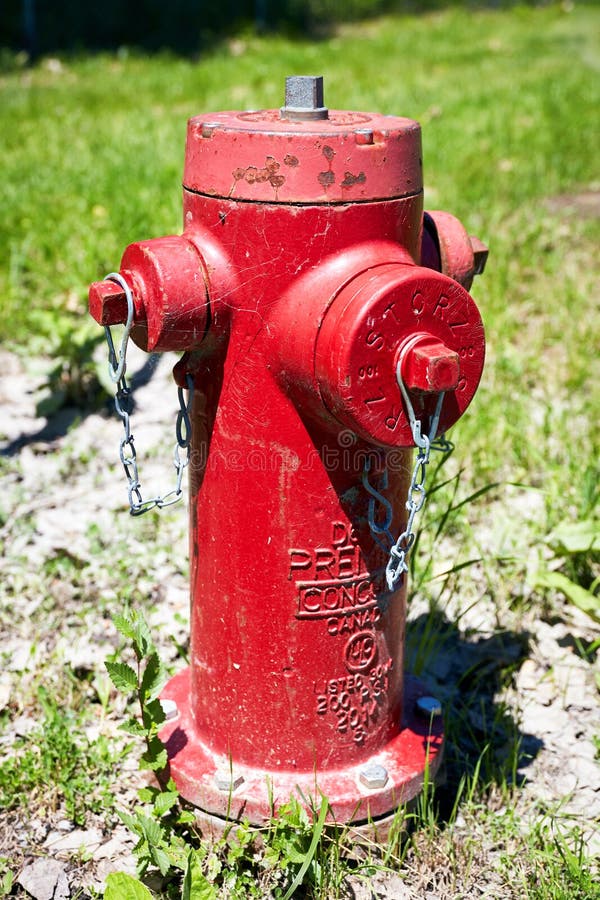 Boca de inc?ndio de fogo vermelho da cidade de Montreal fotografia de stock Boca de inc?ndio de fogo vermelho da cidade de Montreal fotografia de stock