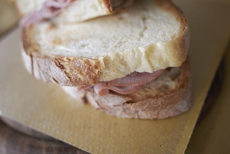 Bocadillo con mortadela imagen de archivo. Imagen de delicioso 108060695