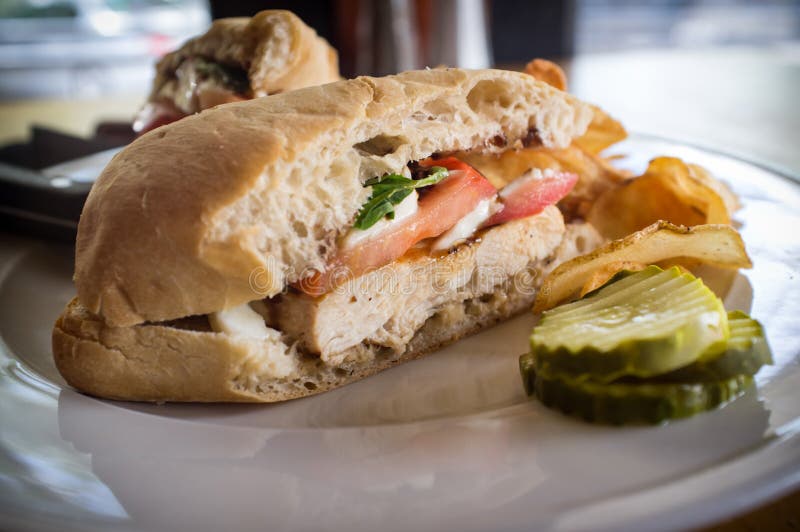 Bocadillo de pollo asado a la parrilla de Caprese foto de archivo Bocadillo de pollo asado a la parrilla de Caprese foto de archivo