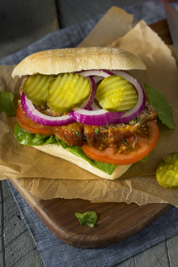 Bocadillo sabroso hecho en casa del pan con carne fotografía de archivo libre de regalías