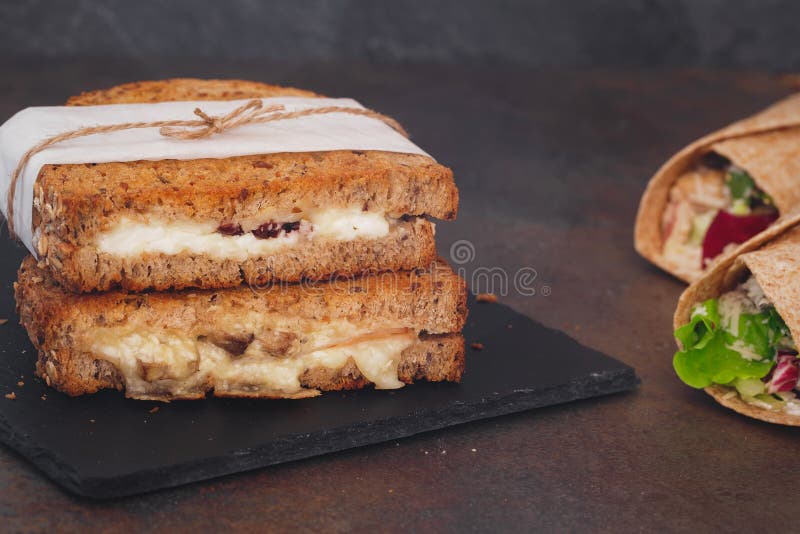 Bocadillos envueltos en abrigos del papel y de la tortilla fotos de archivo Bocadillos envueltos en abrigos del papel y de la tortilla fotos de archivo