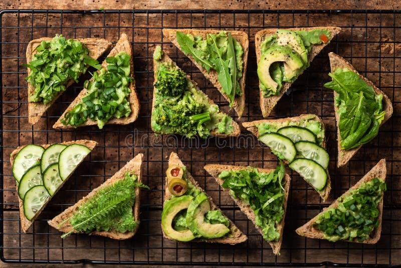 Bocadillos vegetarianos con guacamole y verduras fotografía de archivo Bocadillos vegetarianos con guacamole y verduras fotografía de archivo