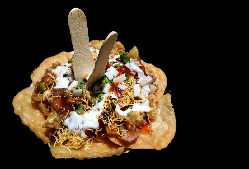 Bocado picante indio del chaat de Papdi aislado en fondo negro imágenes de archivo libres de regalías Bocado picante indio del chaat de Papdi aislado en fondo negro imágenes de archivo libres de regalías