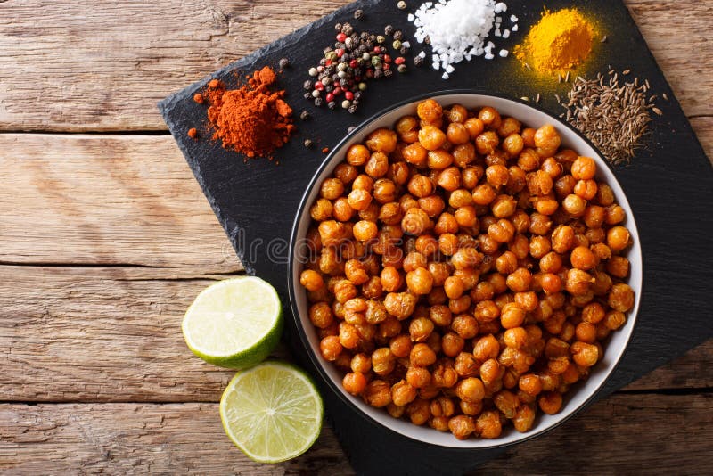 Bocado sano: garbanzos picantes fritos con el primer de los ingredientes imagen de archivo Bocado sano: garbanzos picantes fritos con el primer de los ingredientes imagen de archivo