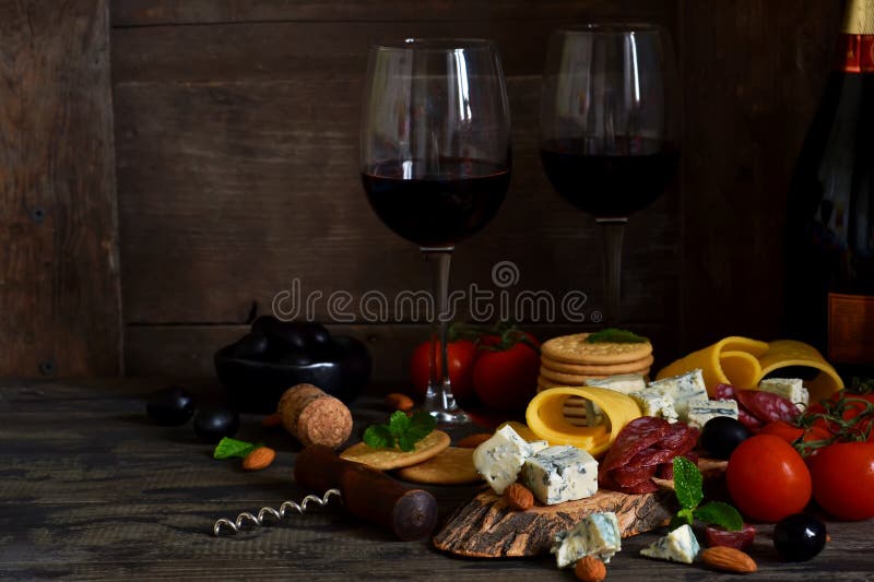 Bocados para el vino: queso verde, aceitunas, salami delicadezas fotografía de archivo Bocados para el vino: queso verde, aceitunas, salami delicadezas fotografía de archivo