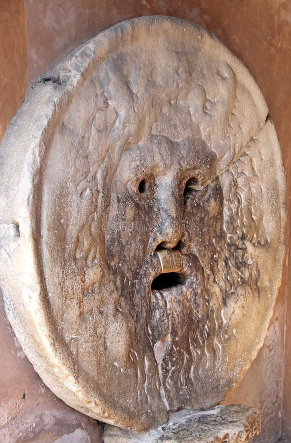 Bocca della Verità gefotografeerd vanuit een schuine hoek in Rome, Italië stock foto's