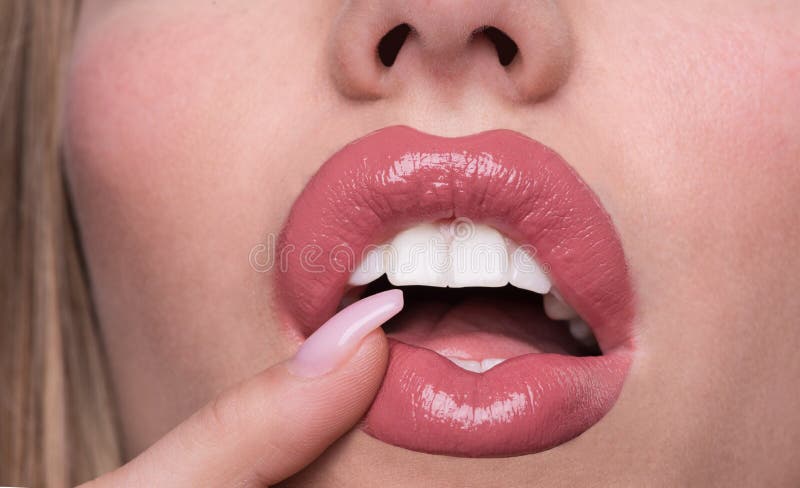 Bocca femminile aperta con rossetto rosa Denti bianchi di belle giovani donne La bocca seducente di signora e le labbra nude si c fotografia stock libera da diritti Bocca femminile aperta con rossetto rosa Denti bianchi di belle giovani donne La bocca seducente di signora e le labbra nude si c fotografia stock libera da diritti