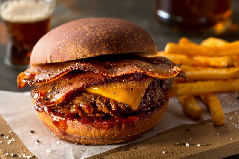 Boczek cheeseburgera ścinku obrazu ścieżka odizolowana zdjęcia royalty free