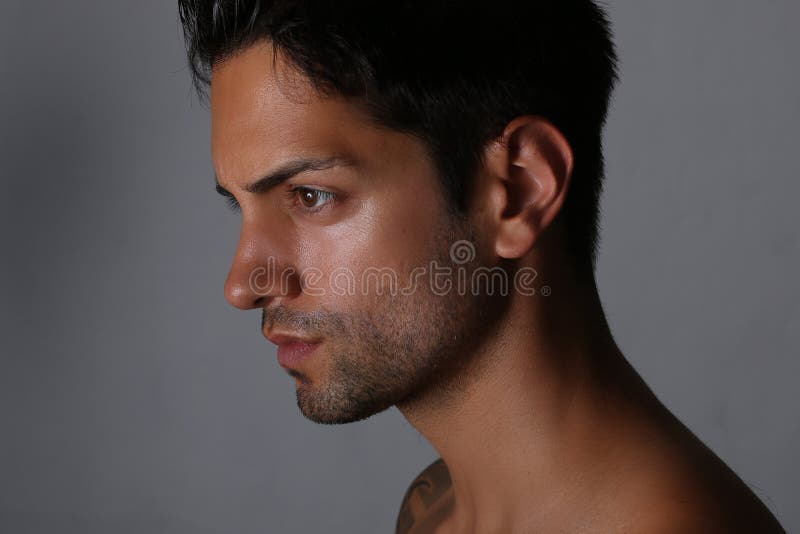 Bocznego widoku portret przystojny mężczyzna z nagą półpostacią fotografia stock Bocznego widoku portret przystojny mężczyzna z nagą półpostacią fotografia stock