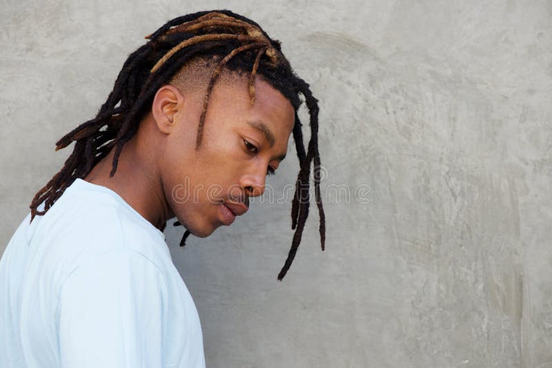 Boczny portret afrykański mężczyzna z dreadlocks w kontemplaci fotografia stock Boczny portret afrykański mężczyzna z dreadlocks w kontemplaci fotografia stock
