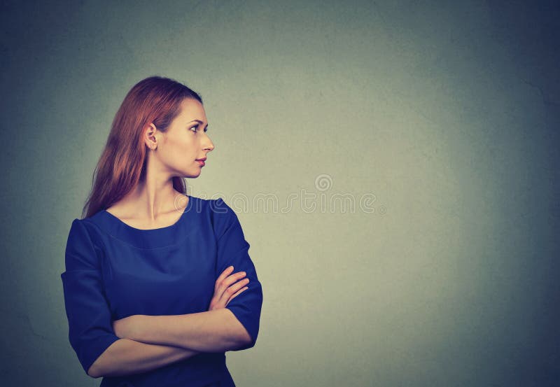 Boczny profilowy portret elegancko ubierająca młoda brunetki kobieta zdjęcie stock Boczny profilowy portret elegancko ubierająca młoda brunetki kobieta zdjęcie stock