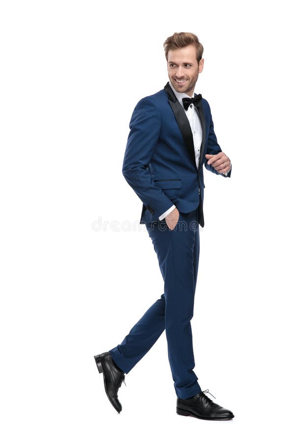 Boczny widok elegancki mężczyzny odprowadzenie podczas gdy przyglądający z powrotem zdjęcia stock Boczny widok elegancki mężczyzny odprowadzenie podczas gdy przyglądający z powrotem zdjęcia stock