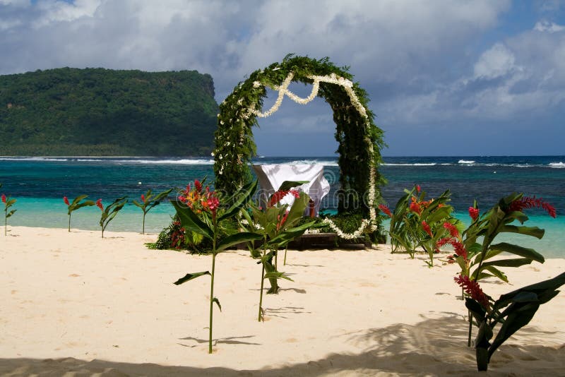 Boda blanca en la arena foto de archivo libre de regalías
