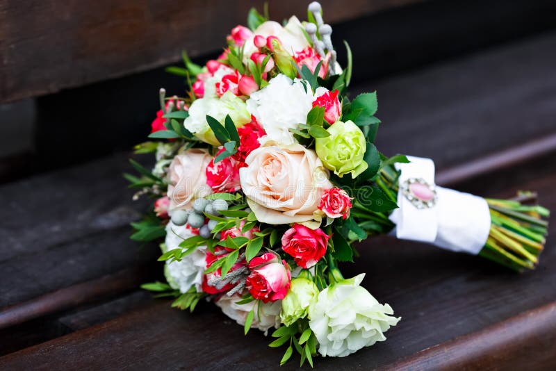 Boda Bouquet Bouquet De La Novia Flores Naturales Foto de archivo - Imagen  de cierre, elegancia: 172004440