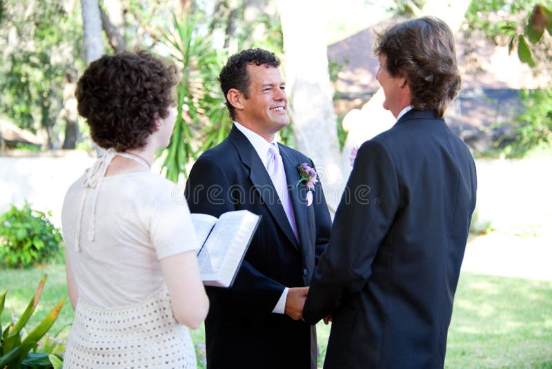 Boda gay - ministro de sexo femenino imágenes de archivo libres de regalías Boda gay - ministro de sexo femenino imágenes de archivo libres de regalías