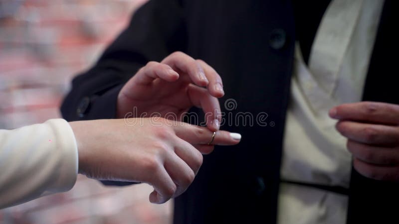 Boda judía tradicional. el novio colocando el anillo en el dedo de la novia momento simbólico del matrimonio y el compromiso