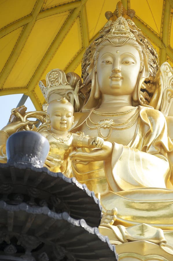 Bodhisattva dourado e queimador de incenso preto imagens de stock royalty free Bodhisattva dourado e queimador de incenso preto imagens de stock royalty free