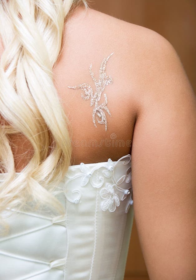 Body-art on the back of the bride