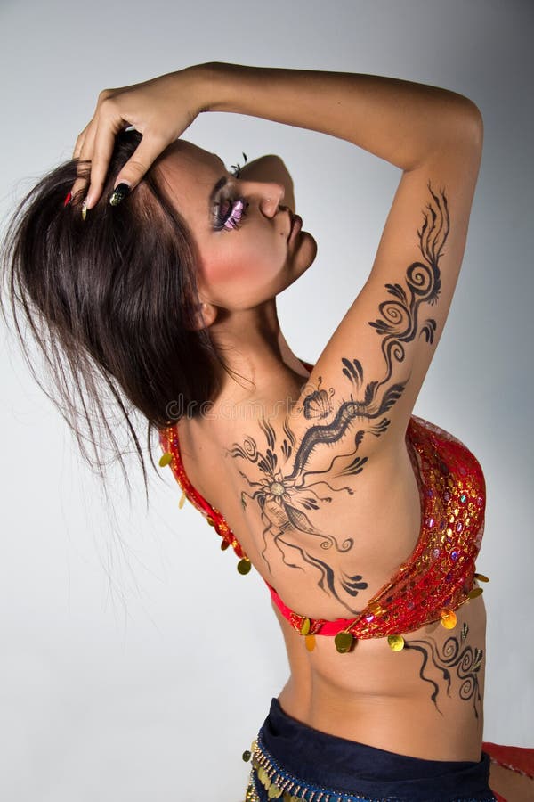 Belly dancer belt covering a circumpherential scar by Cat Johnson: TattooNOW