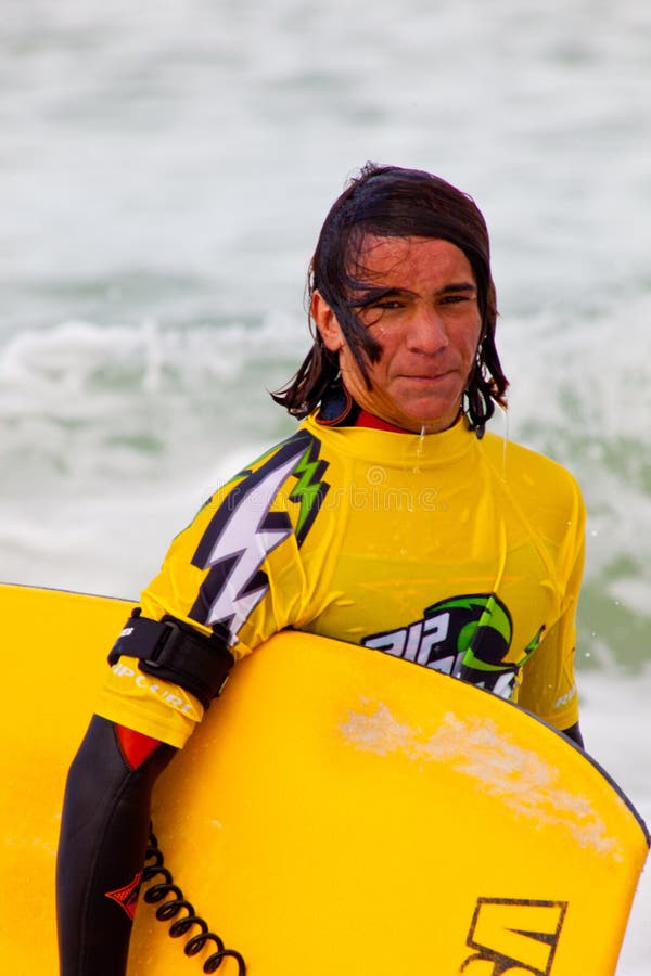 Bodyboader en el 2do campeonato Impoxibol, 2011. SAN FERNANDO, CÁDIZ, ESPAÑA - 19 DE FEBRERO: Bodyboader no identificado que deja el agua en el 2do campeonato de la resaca y BodyBoard Impoxibol en febrero 19,2011 en la playa de San Fernando, Cádiz, España