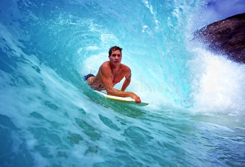 Bodyboarder Chris Gagnon surfant en Hawaï images libres de droits Bodyboarder Chris Gagnon surfant en Hawaï images libres de droits