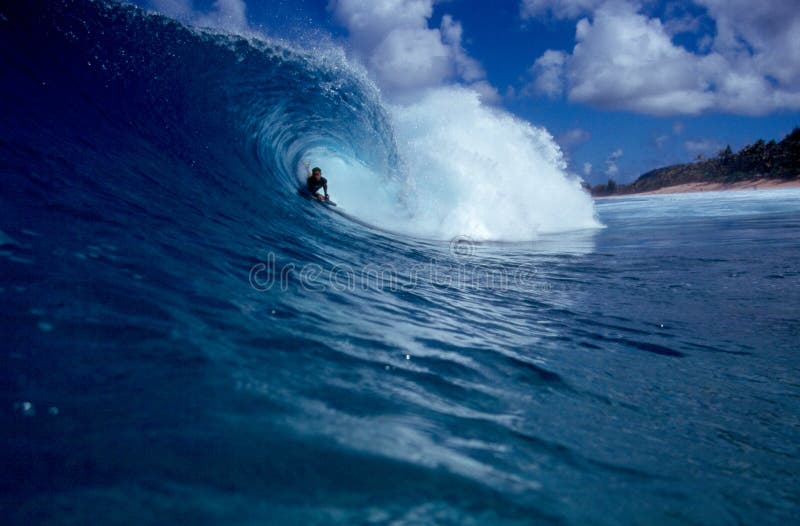 Bodyboarder dans le tube photo stock