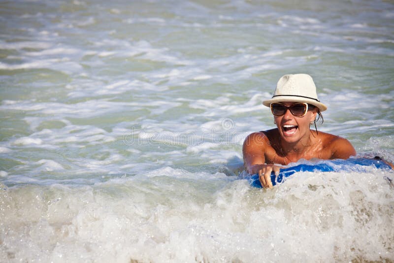 Bodyboarder που κάνει σερφ ένα κύμα στοκ φωτογραφία με δικαίωμα ελεύθερης χρήσης Bodyboarder που κάνει σερφ ένα κύμα στοκ φωτογραφία με δικαίωμα ελεύθερης χρήσης