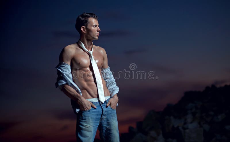 Bodybuilder considerável imagem de stock royalty free Bodybuilder considerável imagem de stock royalty free