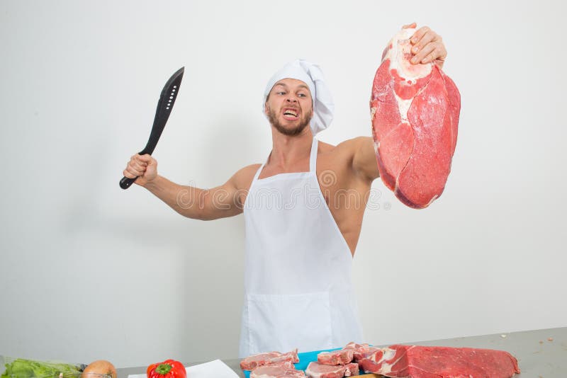 Bodybuilder de chef préparant de grands gros morceaux de viande crue protéines naturelles photographie stock Bodybuilder de chef préparant de grands gros morceaux de viande crue protéines naturelles photographie stock